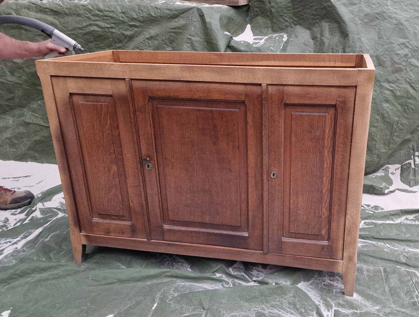 Atelier Jour 9 — aérogommage d'un meuble en cours