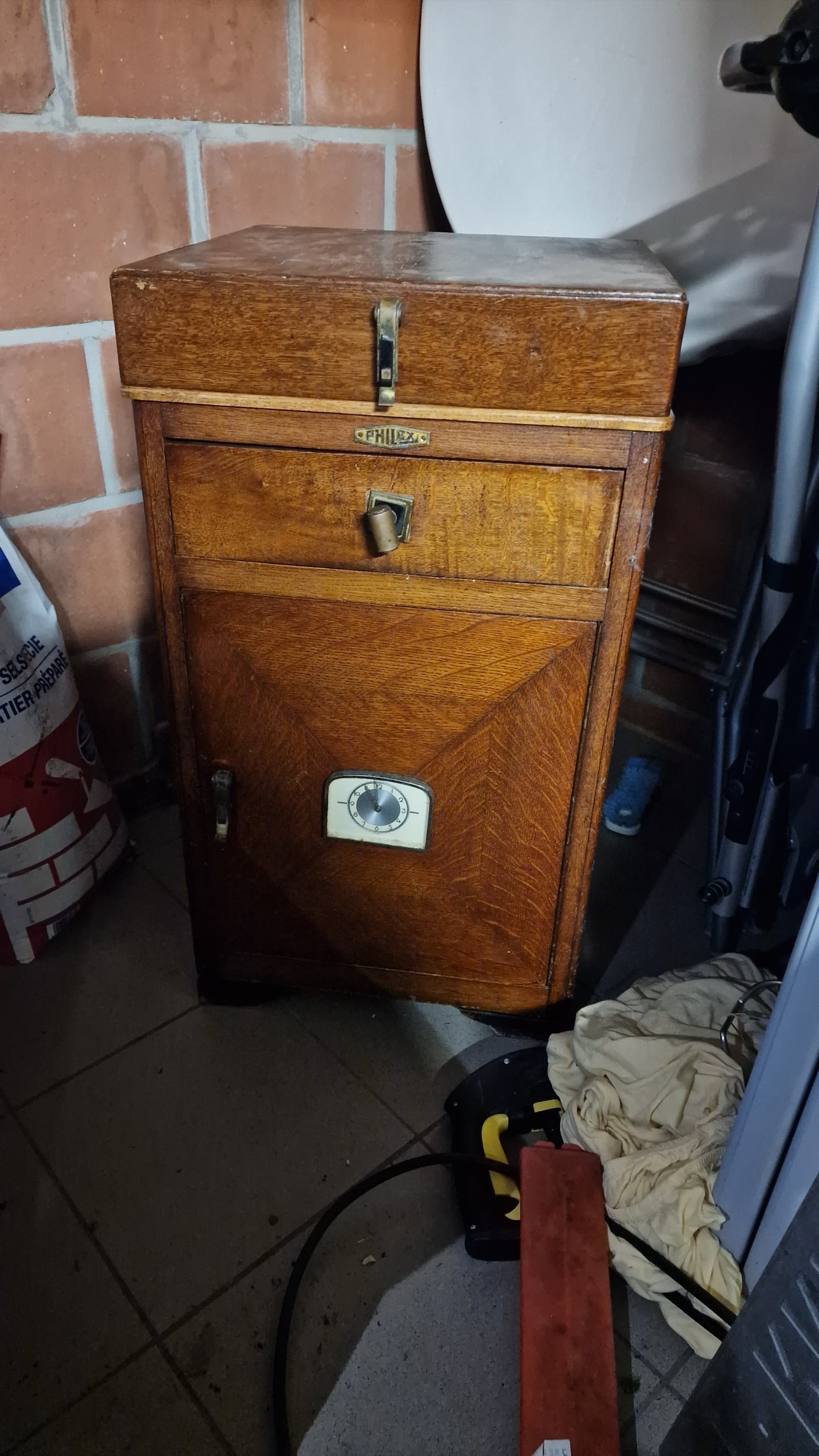 Meuble avant aérogommage — état d'abandon, peinture écaillée